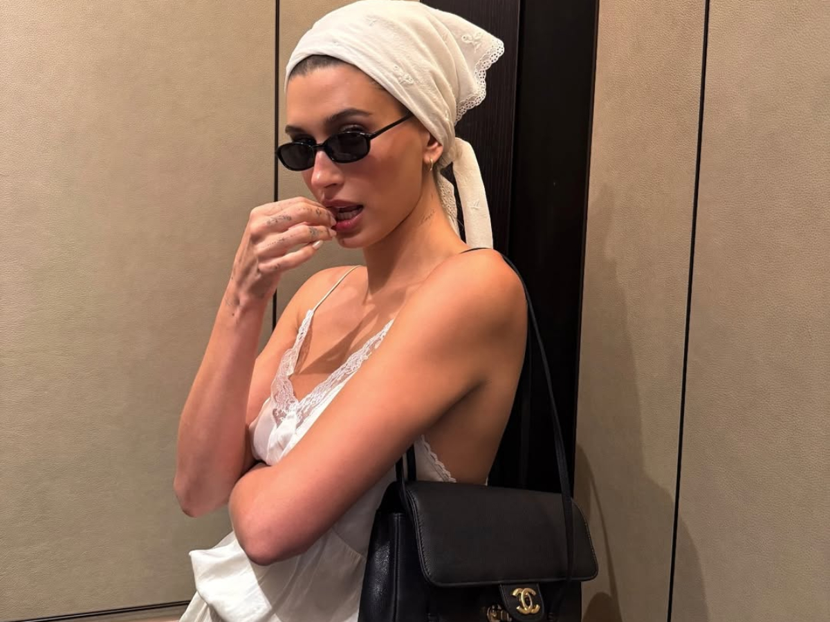 Copy the look: Η Hailey Bieber μεταμορφώνει το νυχτικό σε chic outfit