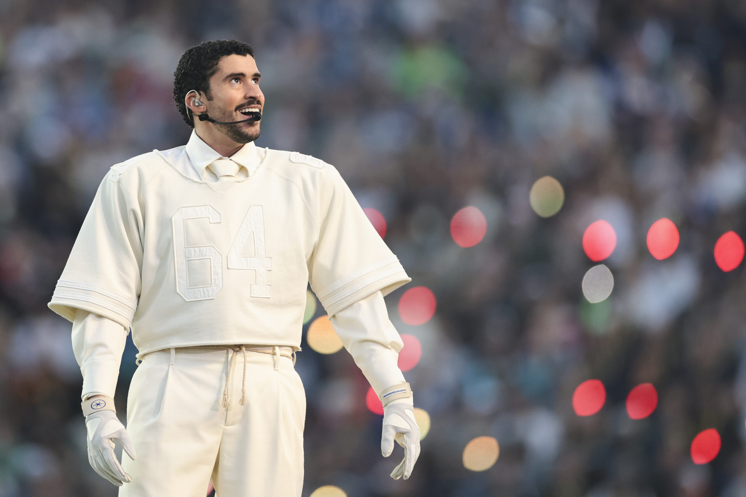 Bad Bunny: Εμφανίστηκε στη σκηνή του Super Bowl 2026 με Zara – Τι πραγματικά ήθελε να πει με αυτό;