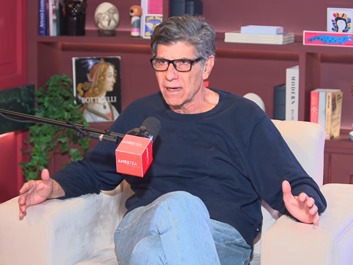 Γιάννης Μπέζος: «Η ελληνική τηλεόραση έχει αυτό το κακό,  είναι ψευτοχαρούμενη»