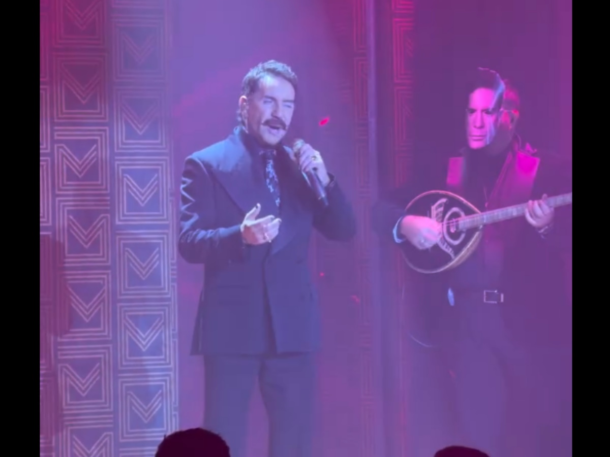 Γιώργος Μαζωνάκης: Εμφανίστηκε στη νυχτερινή πίστα με… μουστάκι μετά το χειρουργείο στη χολή – Βίντεο