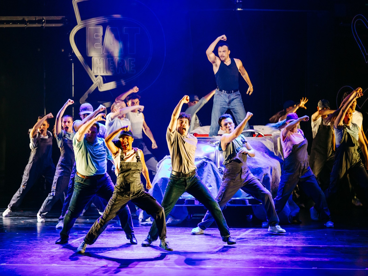 Eurovision 2026: Το cast του θρυλικού μιούζικαλ GREASE χορεύει σε ρυθμούς Akyla και Ferto