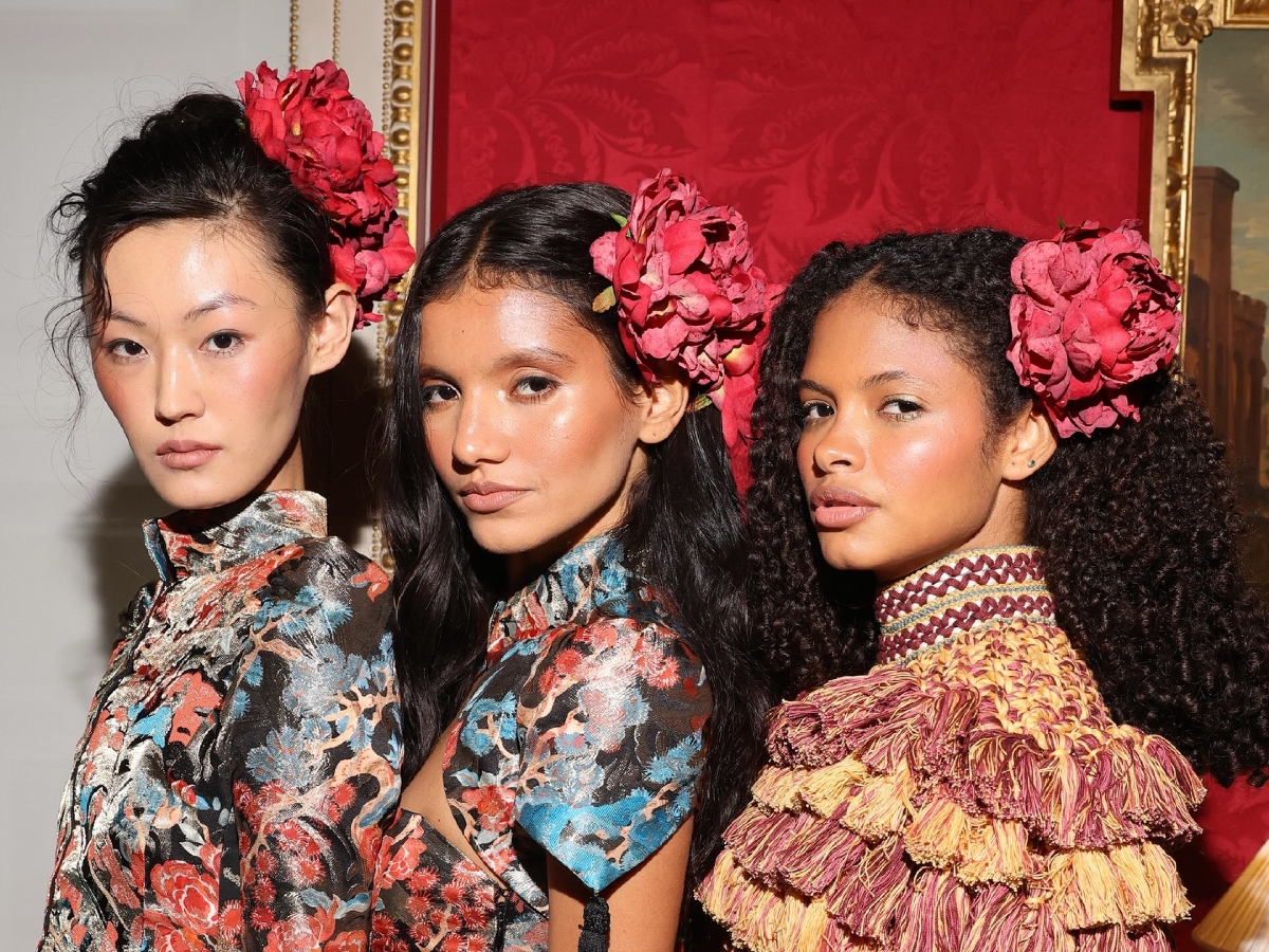 Λουλούδια στα μαλλιά: Η λεπτομέρεια που χαρίζει ποιητική διάσταση στο χτένισμά σου