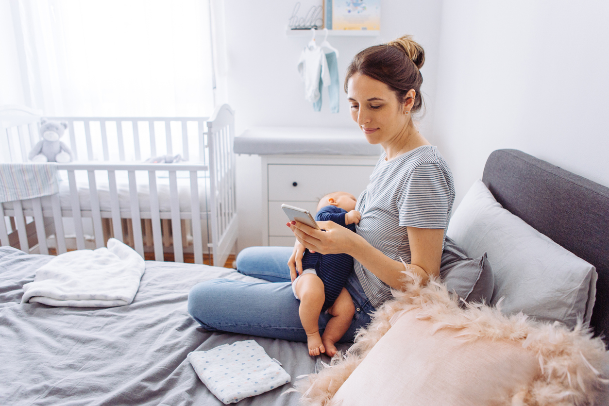 Κινητό και θηλασμός: Πόσο επηρεάζει πραγματικά το δέσιμο με το μωρό;