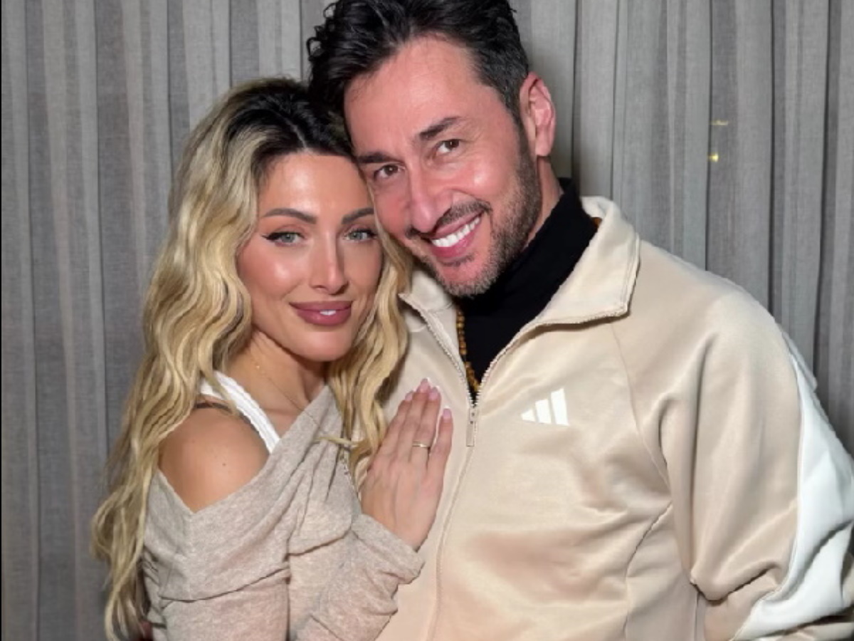 Πάνος Καλίδης: Το πάρτι γενεθλίων αγκαλιά με τη σύζυγό του, Λεάννα Μάρκογλου – Φωτογραφίες, βίντεο