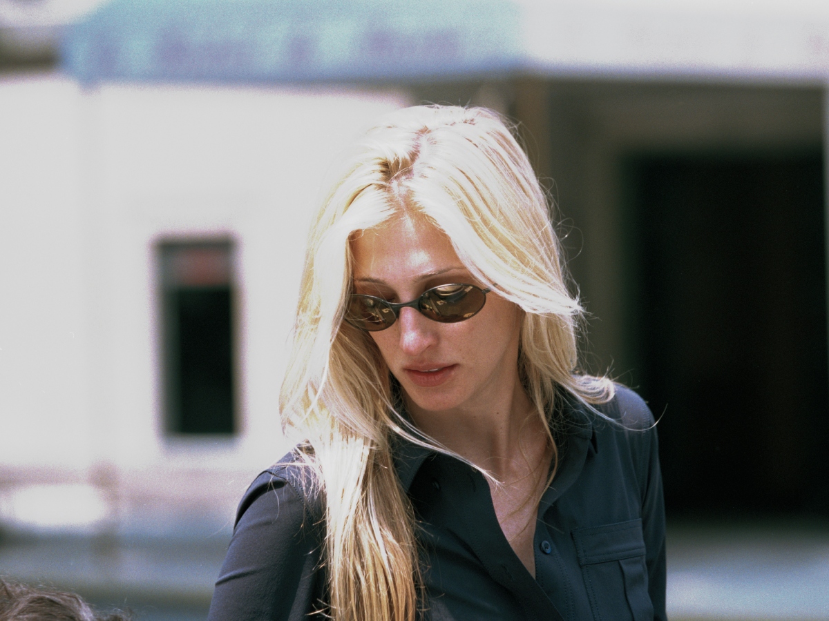 Το ξανθό της Carolyn Bessette: Γιατί παραμένει το πιο chic των τελευταίων δεκαετιών