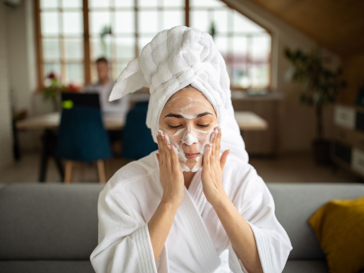 5 σημάδια που σου δείχνουν ότι ο καθαρισμός του προσώπου σου δεν είναι τόσο αποτελεσματικός όσο θα έπρεπε