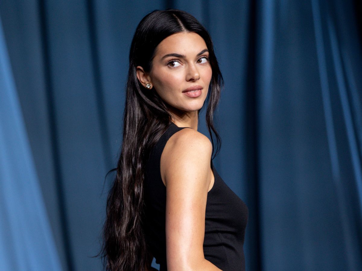 H Κendall Jenner ποζάρει σε φωτογράφηση -εντελώς διαφορετική!- με αποχρωματισμένα φρύδια