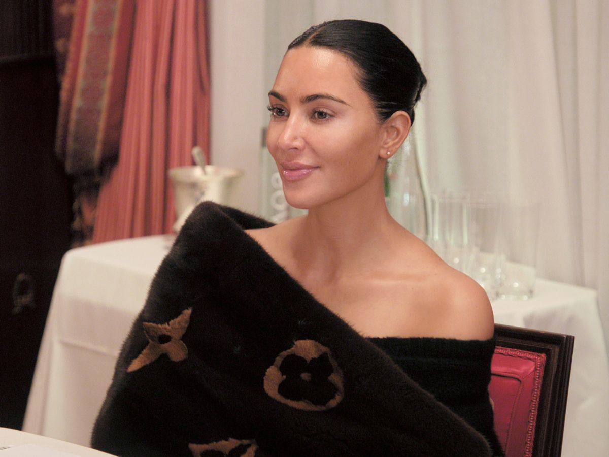 H Κim Kardashian υιοθέτησε το βουτυρένιο ξανθό της Carolyn Bessette Κennedy – και της πάει πολύ!