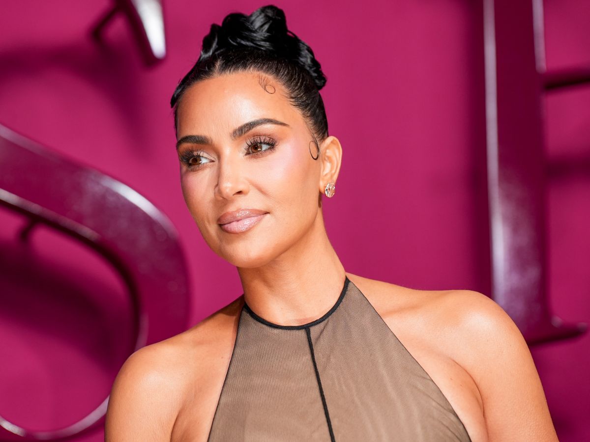 H Kim Kardashian ξεδιπλώνει το υποκριτικό της ταλέντο και κάνει μια ακόμη τολμηρή αλλαγή στα μαλλιά της