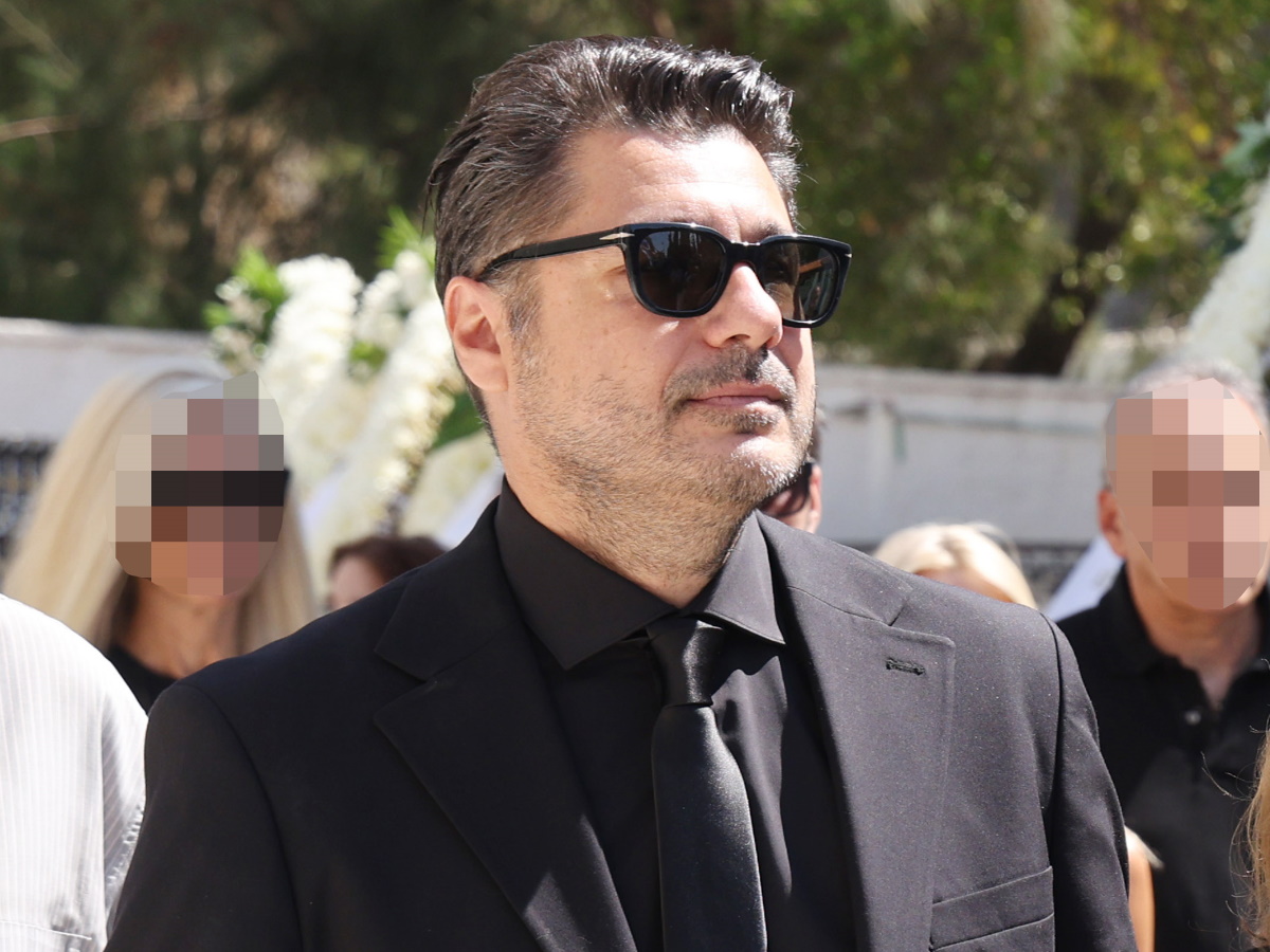 Λάμπρος Κωνσταντάρας: Αγκαλιά με τη μητέρα του στον τάφο του πατέρα του, έξι μήνες μετά τον θάνατό του