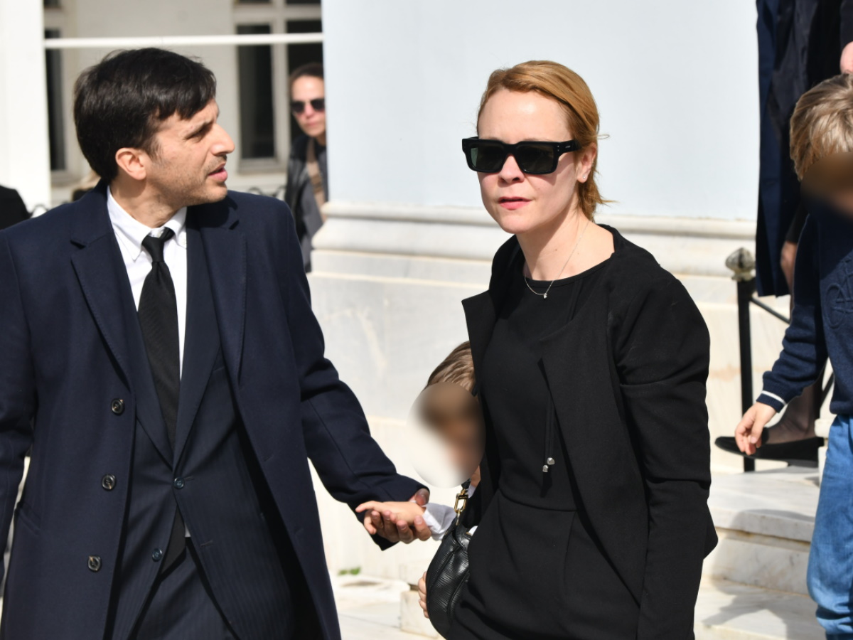 Λένα Παπαληγούρα: Συντετριμμένη στην κηδεία του πατέρα της, Αναστάσιου Παπαληγούρα – Το τρυφερό μήνυμα στο στεφάνι