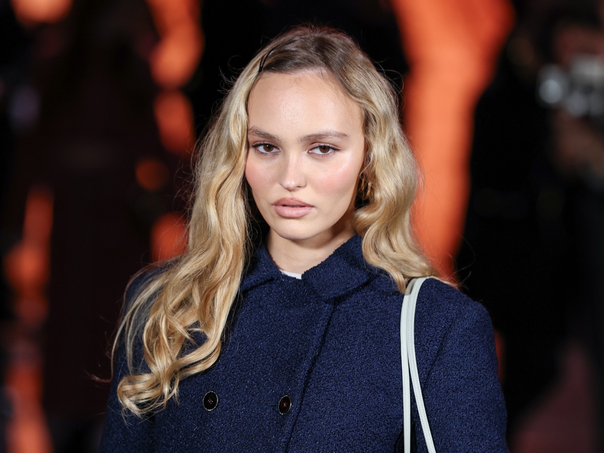 To denim beauty look της Lily Rose Depp θα γίνει η νέα σου εμμονή