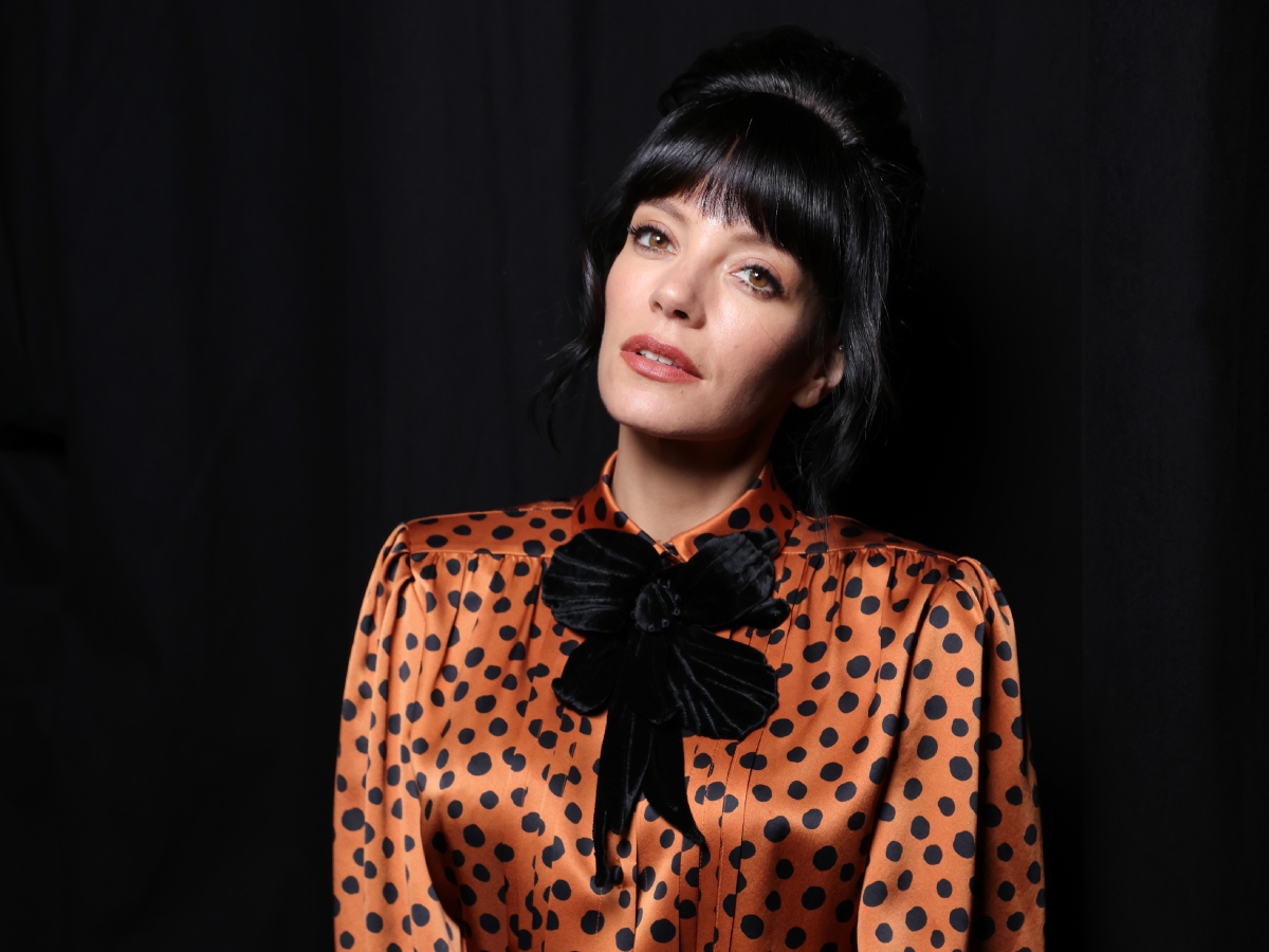 Η Lily Allen στην τελευταία της εμφάνιση με Amy Winehouse vibes – Θα το δοκίμαζες;