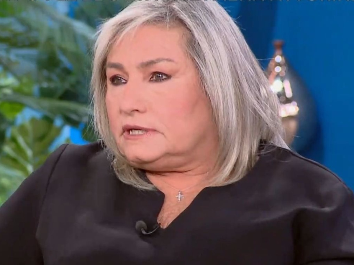 Λουκίλα Κάρρερ για Μίμη Πλέσσα: «1,5 χρόνο μετά τον θάνατό του, δεν μου πάει να βγάλω τα μαύρα» – Η αναφορά στη διαφορά ηλικίας τους