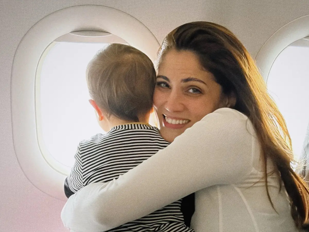 Μαίρη Συνατσάκη – Ίαν Στρατής: Έκαναν το πρώτο τους ταξίδι με αεροπλάνο μαζί με την 3 ετών κόρη τους – Φωτογραφίες