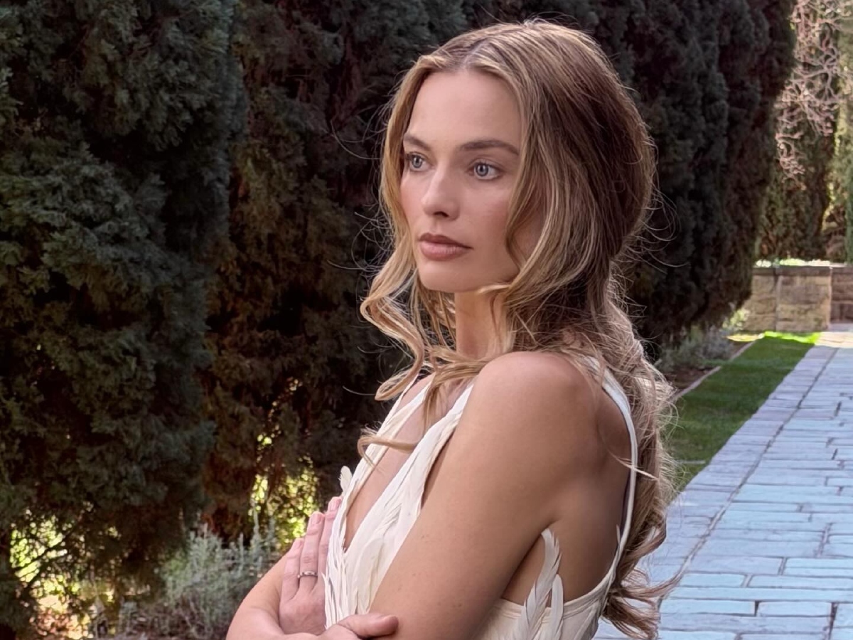 H Margot Robbie συνεχίζει να μας αφήνει άφωνες με τα hairstyles και το τελευταίο είναι ένα τέλειο goth-romantic σινιόν