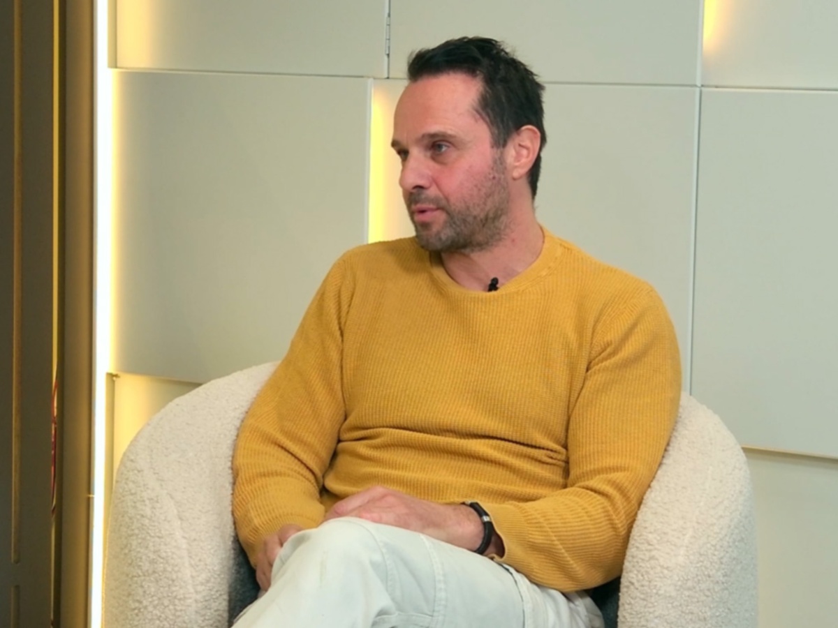 Ο Μέμος Μπεγνής στο TLIFE: Τα «όχι» στα τηλεοπτικά πάνελ, το Πολεμικό Ναυτικό και ο λόγος «που δεν συμπαθεί τους ανθρώπους»