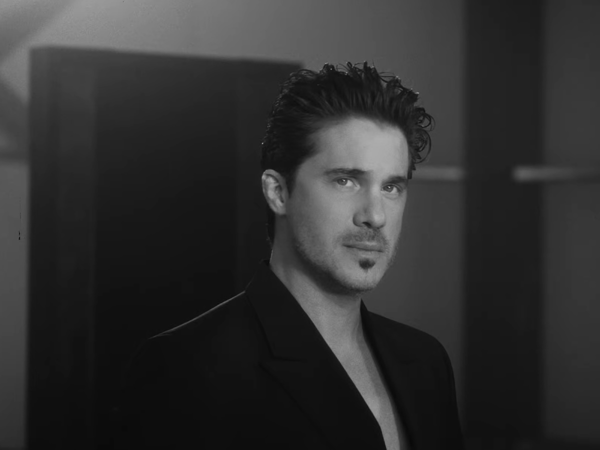 Ο Νίκος Οικονομόπουλος «παγώνει» ξανά τον χρόνο με το νέο του music video για το τραγούδι «Όπου κι αν πας»