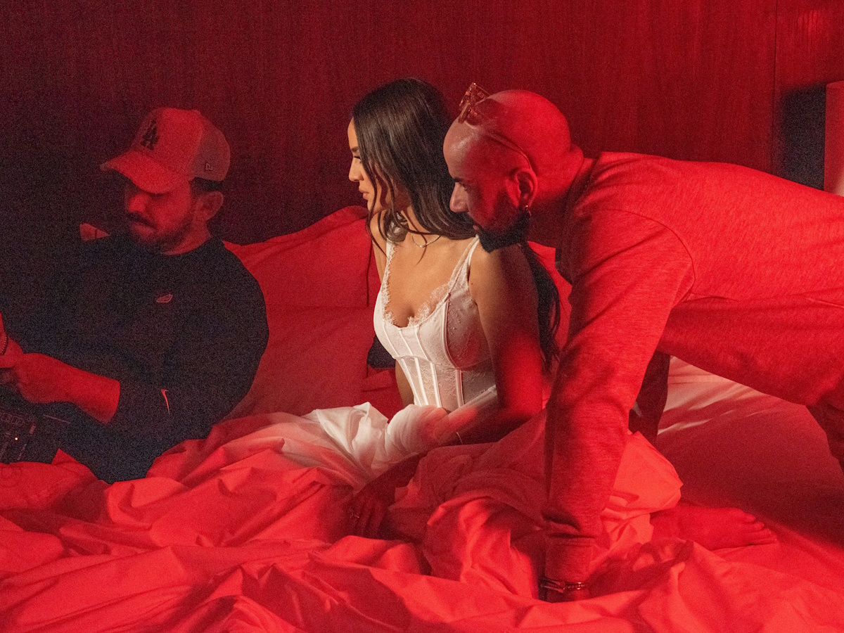 Ρία Ελληνίδου: Backstage από το video της νέας επιτυχίας «Εξηγήστε Μου»