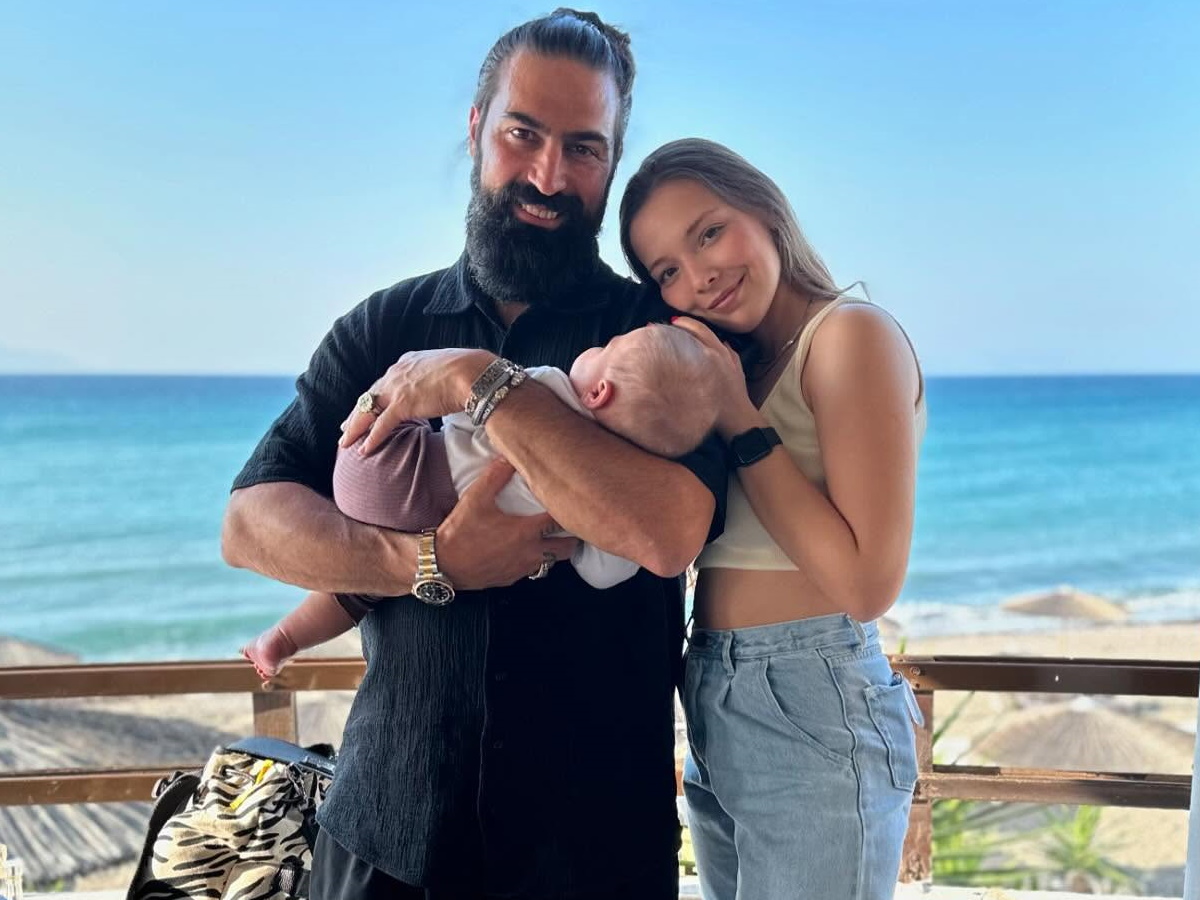 Ο Μιχάλης Σεΐτης βάφτισε την κόρη του – Η φωτογραφία από το μυστήριο