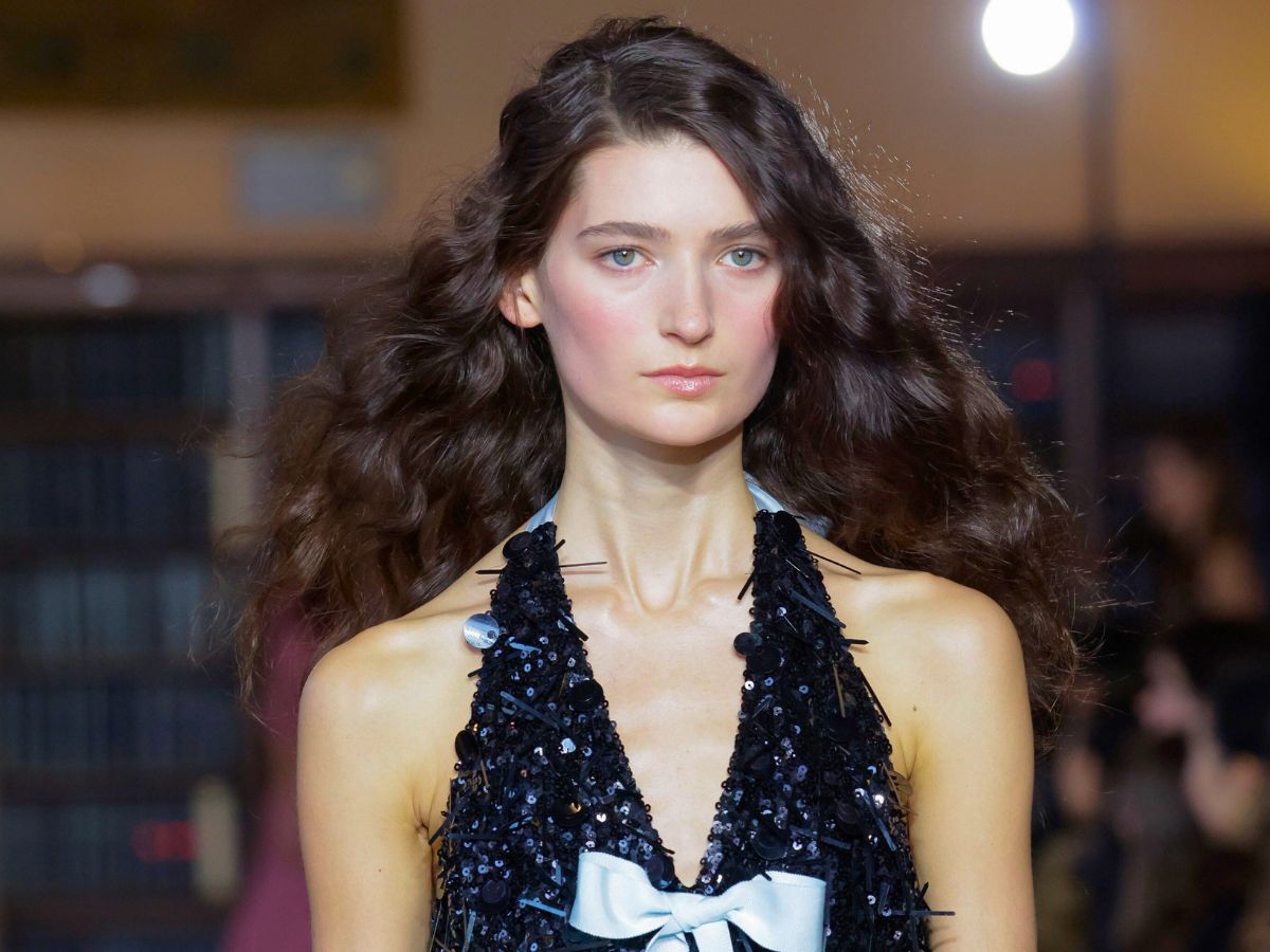 Sandy Liang FW26: Το «sleepy girl» look της συλλογής είναι η νέα πολυτελής εκδοχή της clean girl αισθητικής