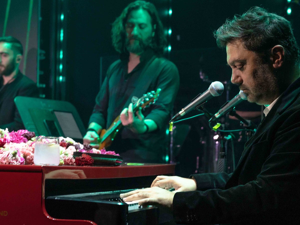 Ο Γιώργος Θεοφάνους σε ένα υπέροχο μουσικό πρόγραμμα στη νέα εποχή της «Μέδουσας»