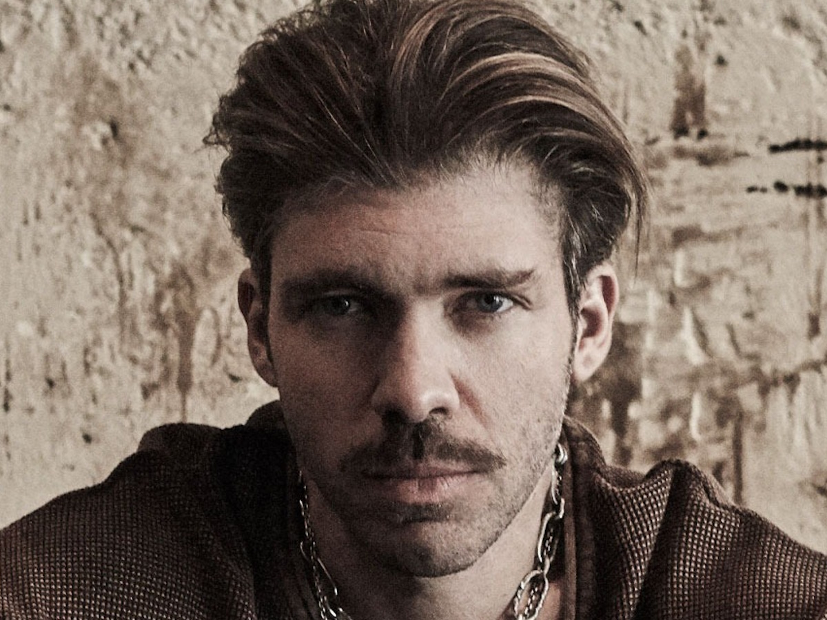 Στέλιος Τσουκιάς: To μουσικό ταξίδι του ανερχόμενου ροκ καλλιτέχνη – Οι έξι πόλεις «σταθμοί» του