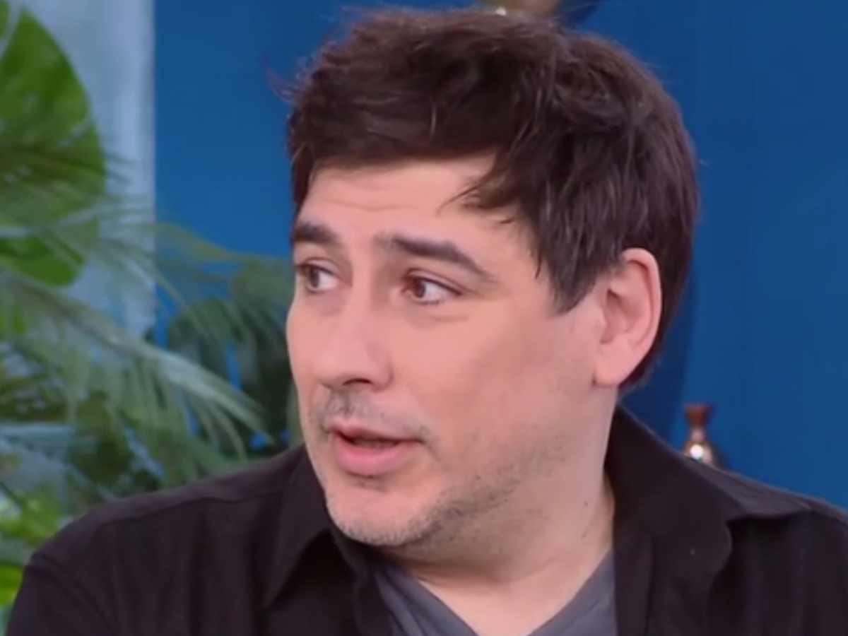 Βασίλης Μαυρογεωργίου: «Νομίζω ότι έχω περάσει κρίση μέσης ηλικία – Δεν πιστεύω στον έρωτα»