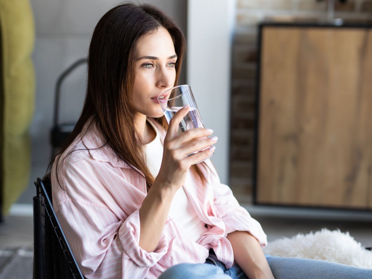 5 λόγοι που θα σε κάνουν να βάλεις το χλιαρό νερό στην καθημερινή σου διατροφική ρουτίνα