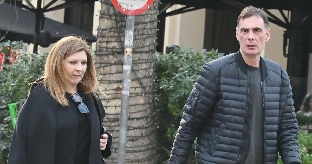Γιώργος Μπαρτζώκας: Η σπάνια δημόσια εμφάνιση με τη σύζυγό του στο κέντρο της Αθήνας – Φωτογραφίες
