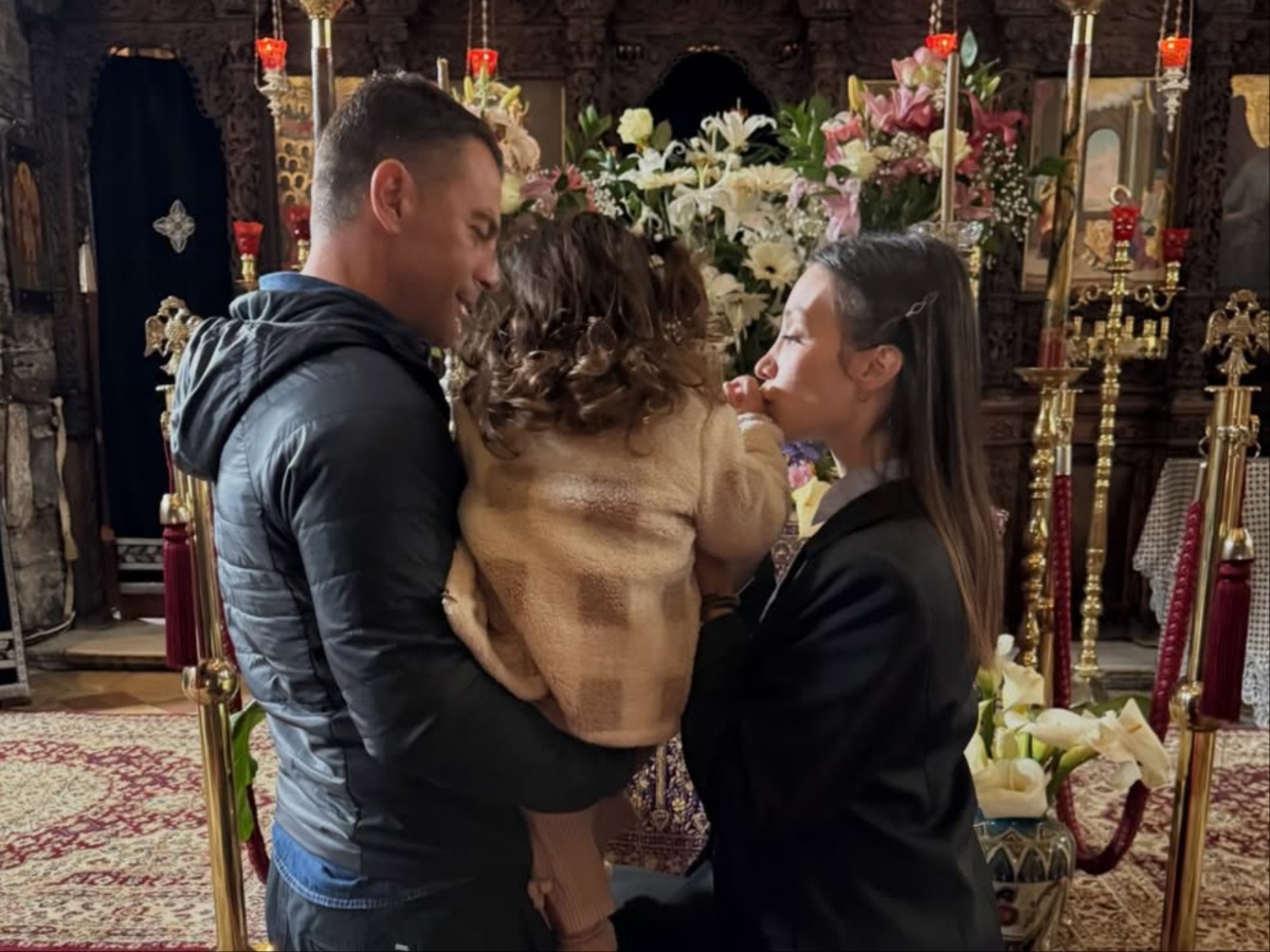 Γιώργος Αγγελόπουλος: Με τη Δήμητρα Βαμβακούση και την δύο ετών κόρη τους για προσκύνημα – Φωτογραφίες