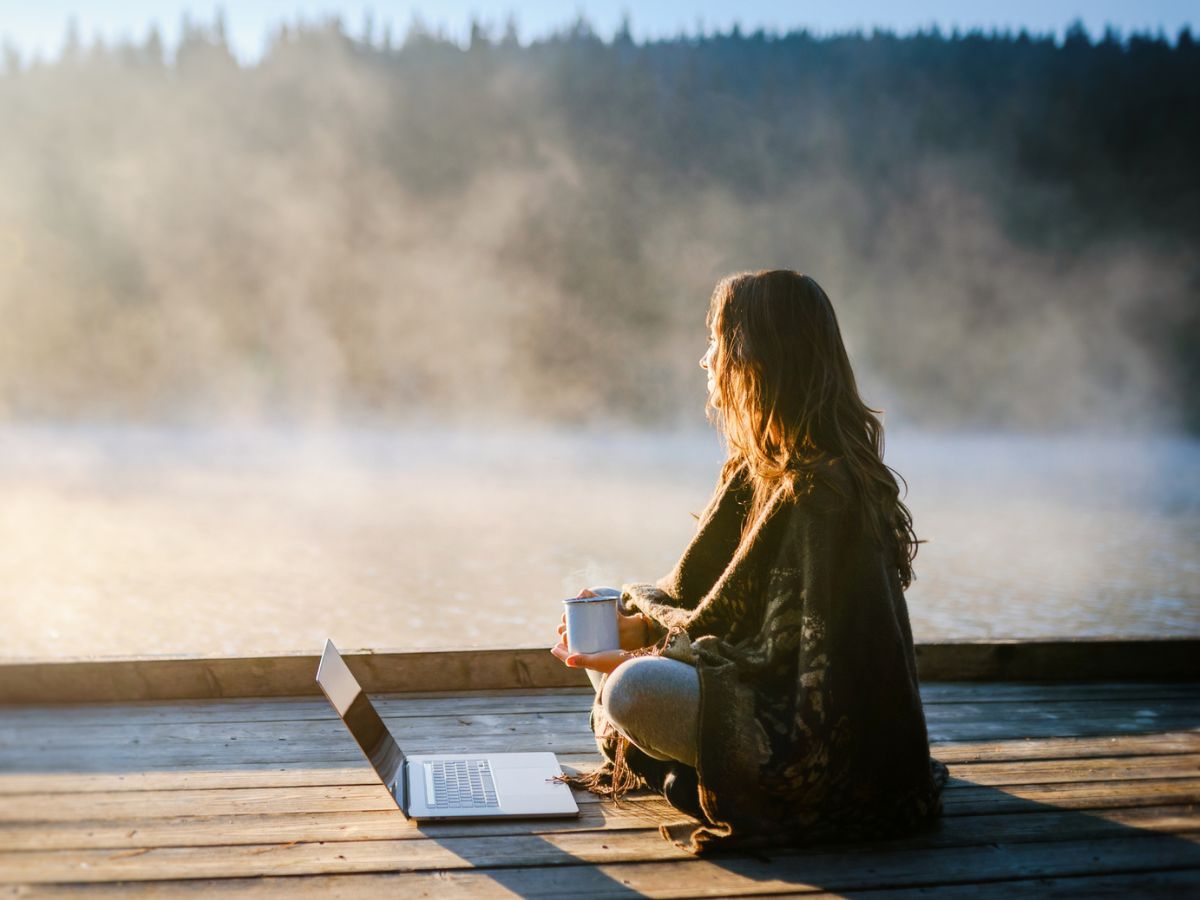 11+1 τρόποι να «σβήσεις» το άγχος όταν όλα γύρω σου φλέγονται