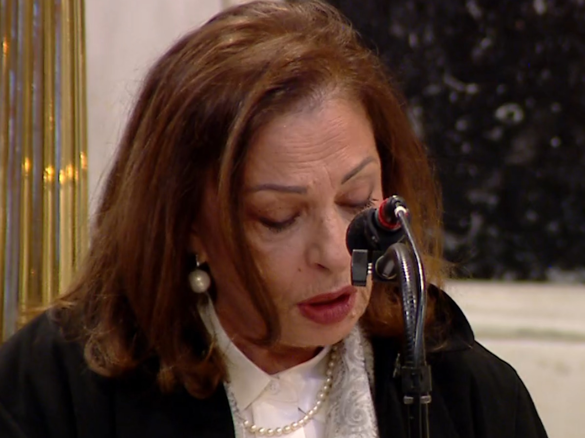 Χάρις Αλεξίου: Ο σπαρακτικός επικήδειος λόγος για τη Μαρινέλλα – «Καλέστηκα από το παιδί σου, να μιλήσω για τις χάρες σου»