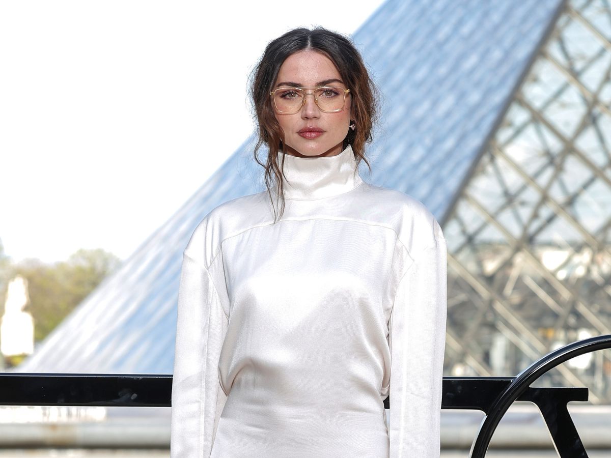 Louis Vuitton: ‘Εφτασε η εποχή των boho braids και η Ana de Armas έκανε την αρχή