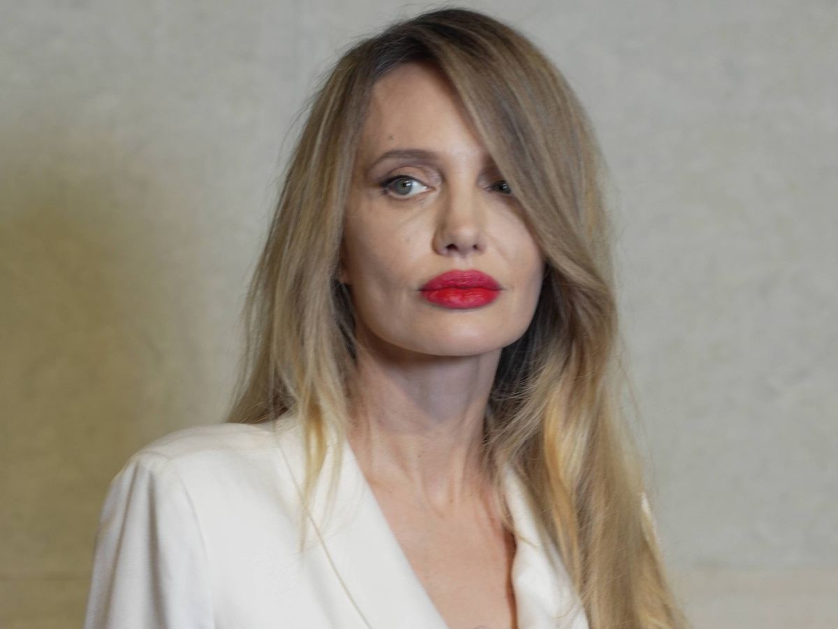 H Angelina Jolie εμφανίστηκε στη Σαγκάη με ελαφρώς ατημέλητα ξανθά μαλλιά και φλογερά κόκκινα χείλη