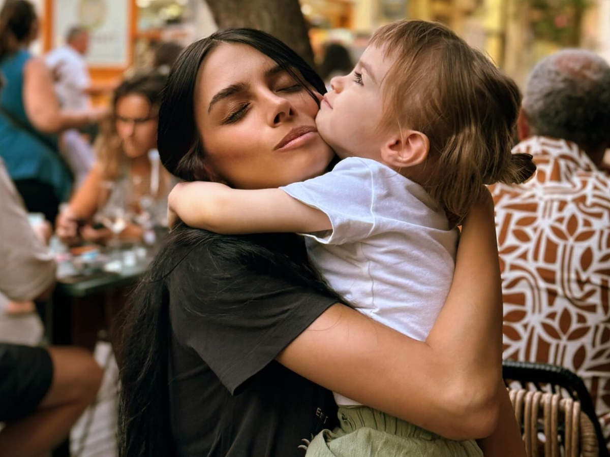 Άννα Μπεζάν: «Δε μεγαλώνω την κόρη μου για να είναι “καλό κορίτσι”, τη μεγαλώνω για να είναι ελεύθερη»