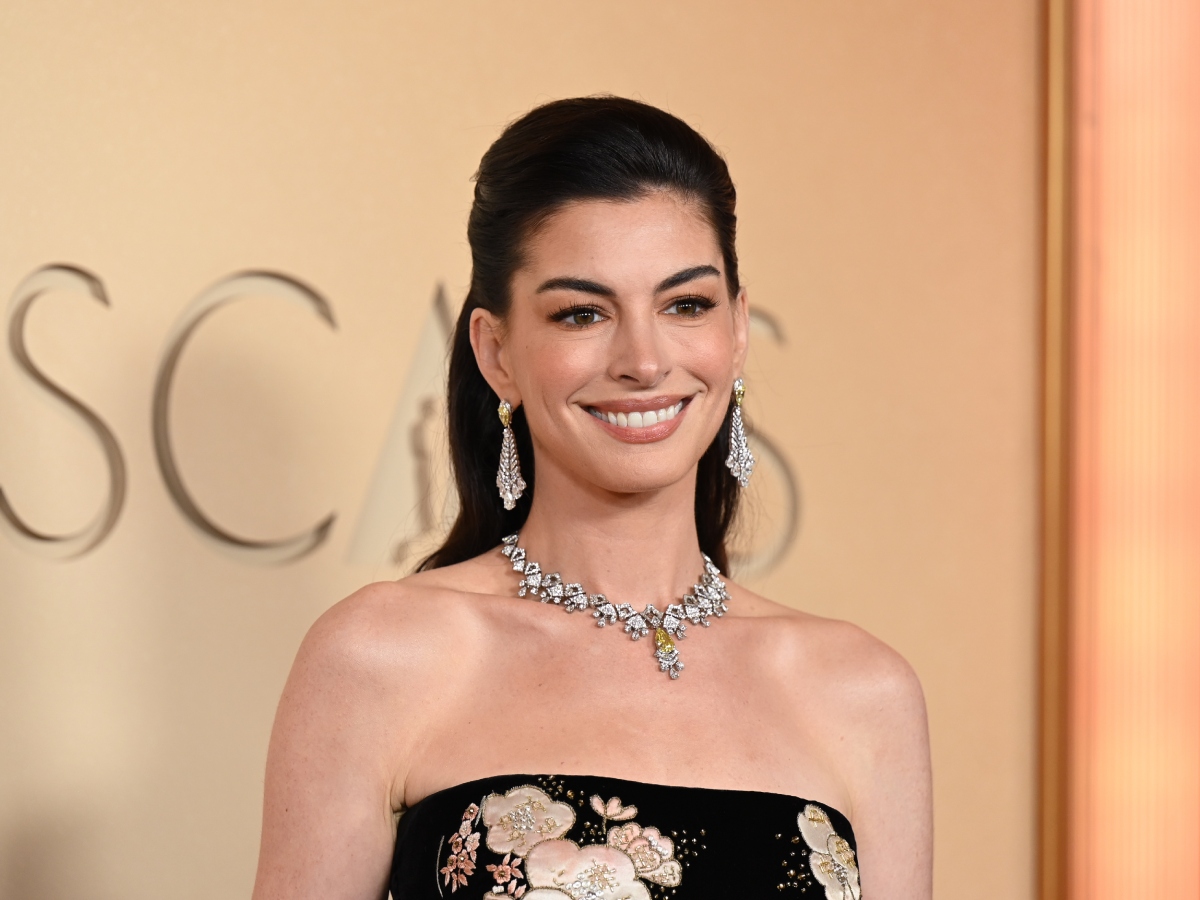 O hairstylist της Anne Hathaway έχει το πιο απίθανο τρικ για λίφτινγκ εφέ