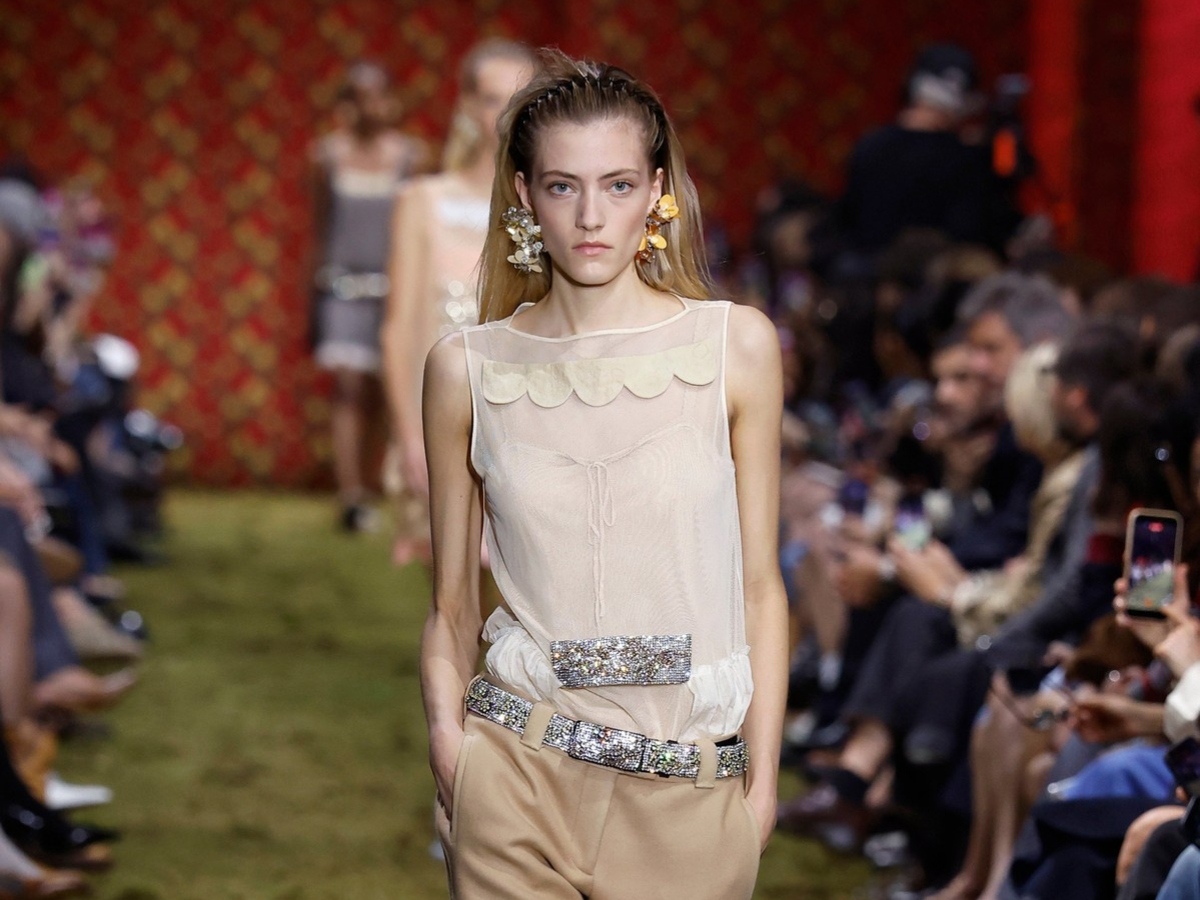 Στο Παρίσι είδαμε το 90’s αξεσουάρ μαλλιών που θα σου θυμίσει πολλά και είναι η μεγάλη τάση της σεζόν