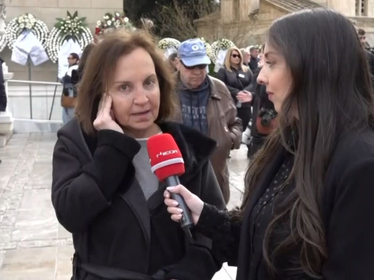 Συγκινημένη η Ευαγγελία Δομάζου στην κηδεία της Μαρινέλλας: «Ερχόταν κάθε μέρα στο νοσοκομείο να δει τη μητέρα μου»