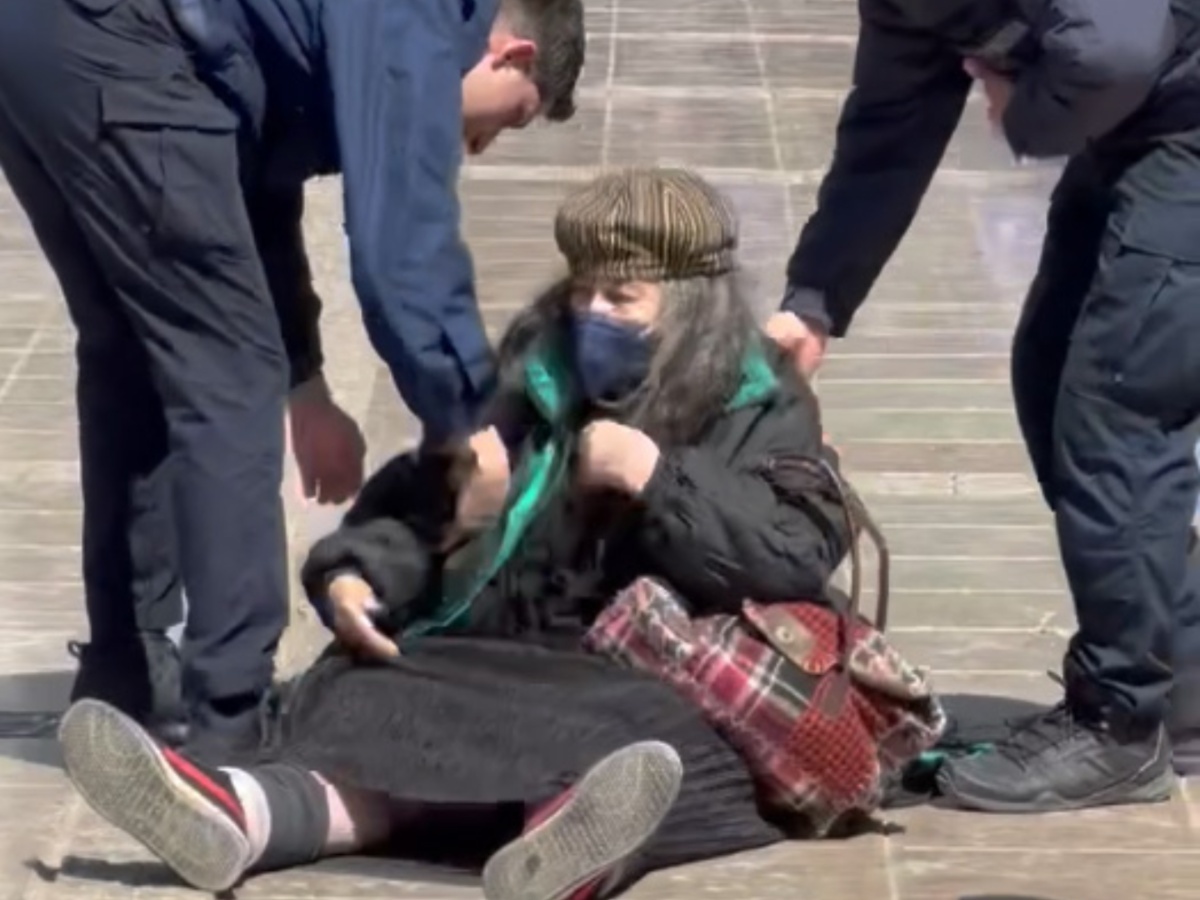 Η Ελένη Λουκά στην κηδεία της Μαρινέλλας: Την πήραν… σηκωτή οι αστυνομικοί – Βίντεο