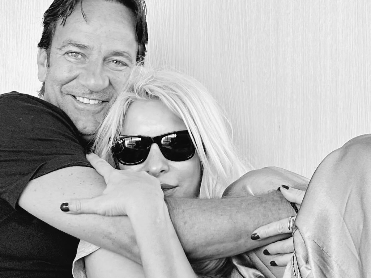 Ελένη Μενεγάκη: Απαντά για τα δημοσιεύματα χωρισμού από τον Μάκη Παντζόπουλο – «Απολύτως ψευδή και ανυπόστατα»