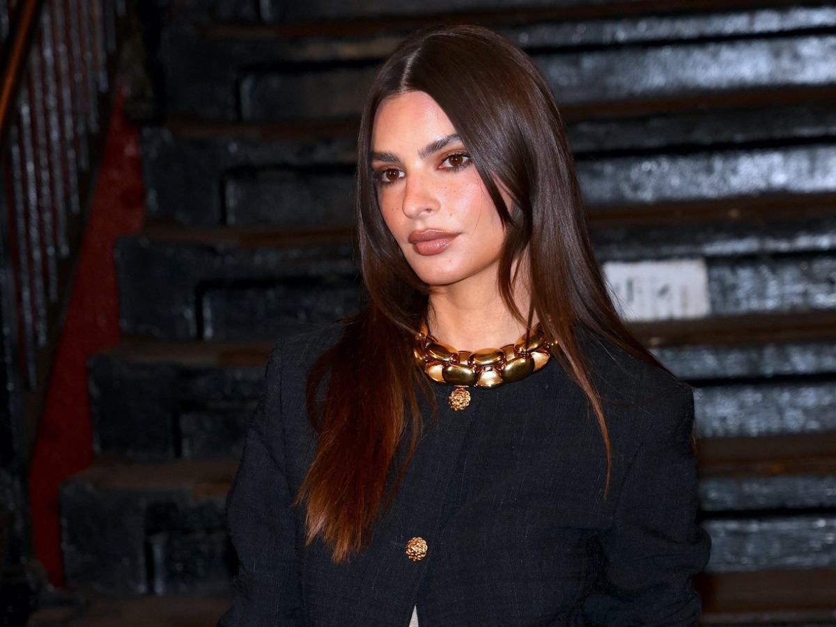 H Emily Ratajkowski συνδυάζει το smoky eye με την πιο δροσερή απόχρωση στα χείλη