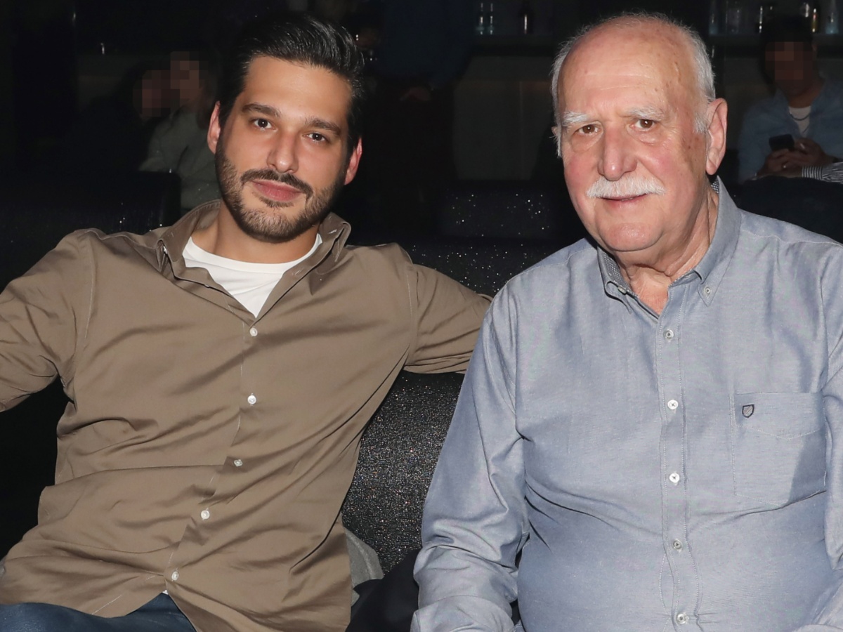 Φοίβος Παπαδάκης: Βραδινή έξοδος με την σύντροφό του, Αλίκη δύο μήνες μετά τον θάνατο του πατέρα του