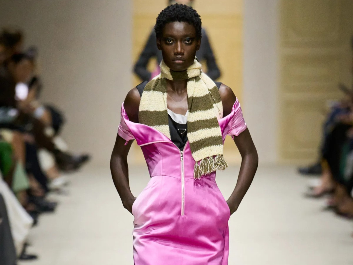 Prada Pink: Το νέο ροζ που αλλάζει τα δεδομένα στη μόδα