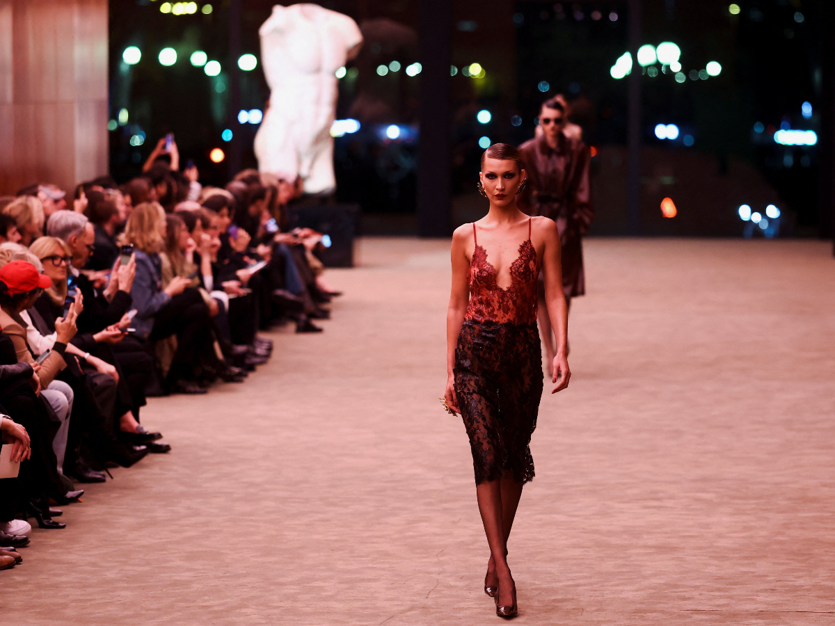 Saint Laurent FW26: Δαντέλα, χρώμα και σμόκιν είναι ο ορισμός της νέας θηλυκότητας