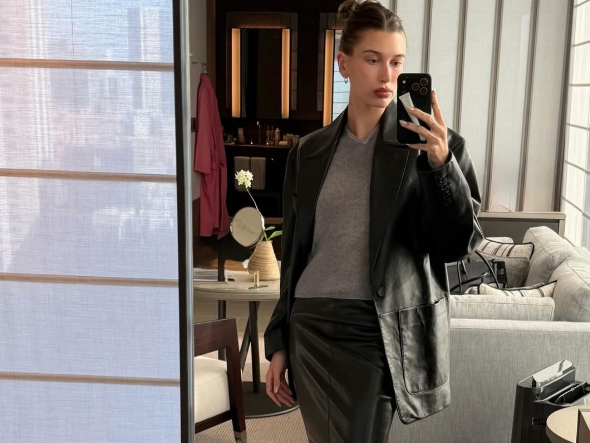 Minimal 90s style: Η Hailey Bieber επιβεβαιώνει ότι είναι πιο επίκαιρο από ποτέ