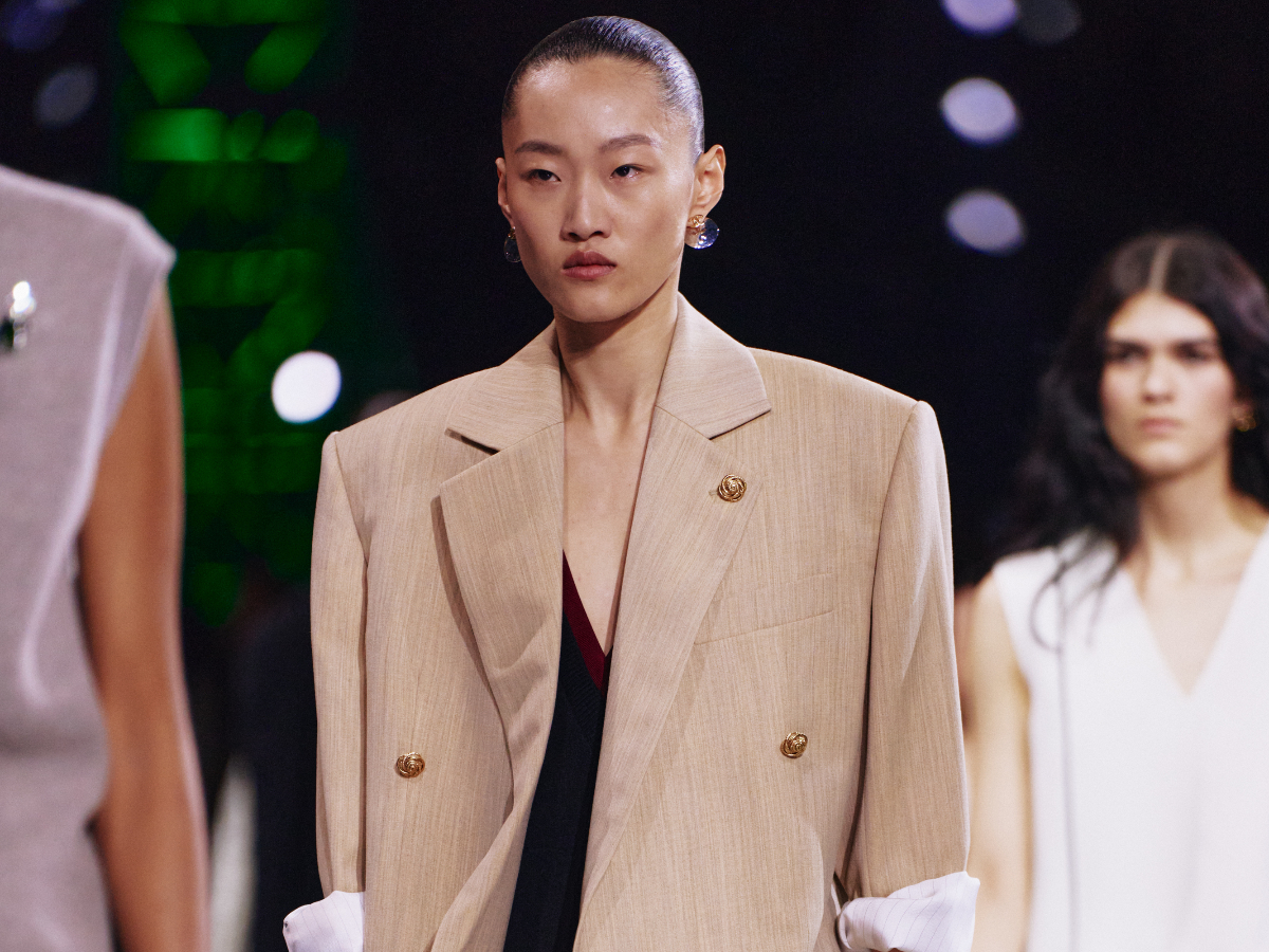 Χαμηλή μέση: Η τάση των 20s επιστρέφει και έχει την έγκριση της Chanel