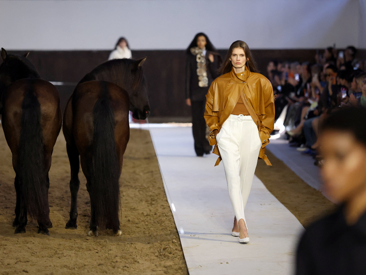 Stirrup pants: Το παντελόνι με λουράκι που είδαμε στα catwalks και θέλουμε να δοκιμάσουμε