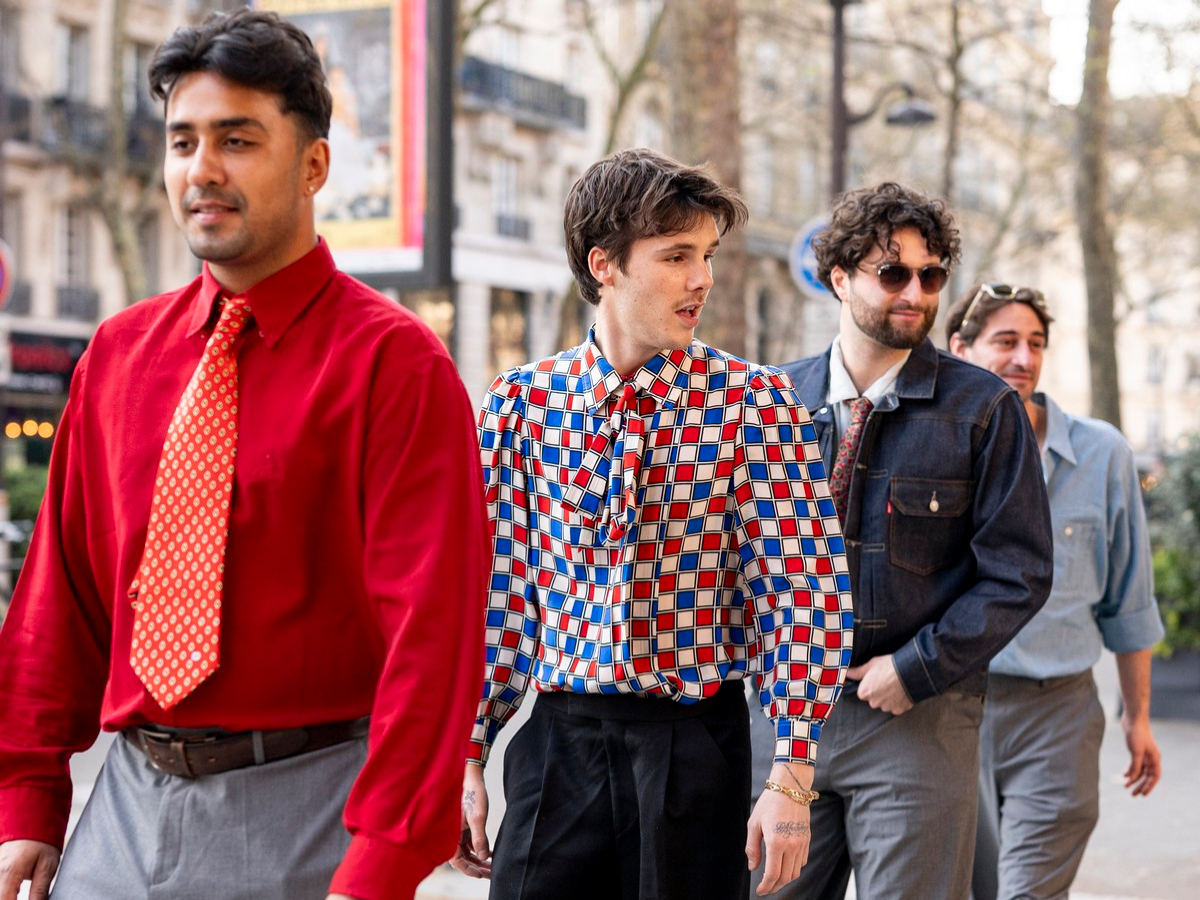 Ο Cruz Beckham ποζάρει με την μπάντα του σε «Beatles» style