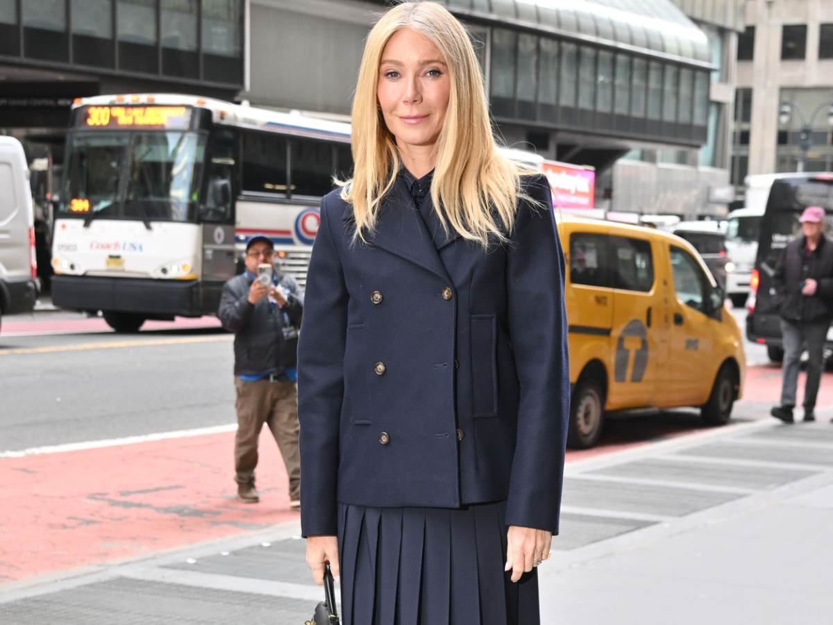 Το navy blue είναι η απόδειξη ότι το στιλ δεν χρειάζεται έντονα χρώματα για να ξεχωρίσει